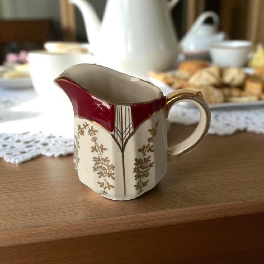 Rare vintage Sadler Creamer. Art Deco. Gold and Burgundy. Sadler. England. 1930'